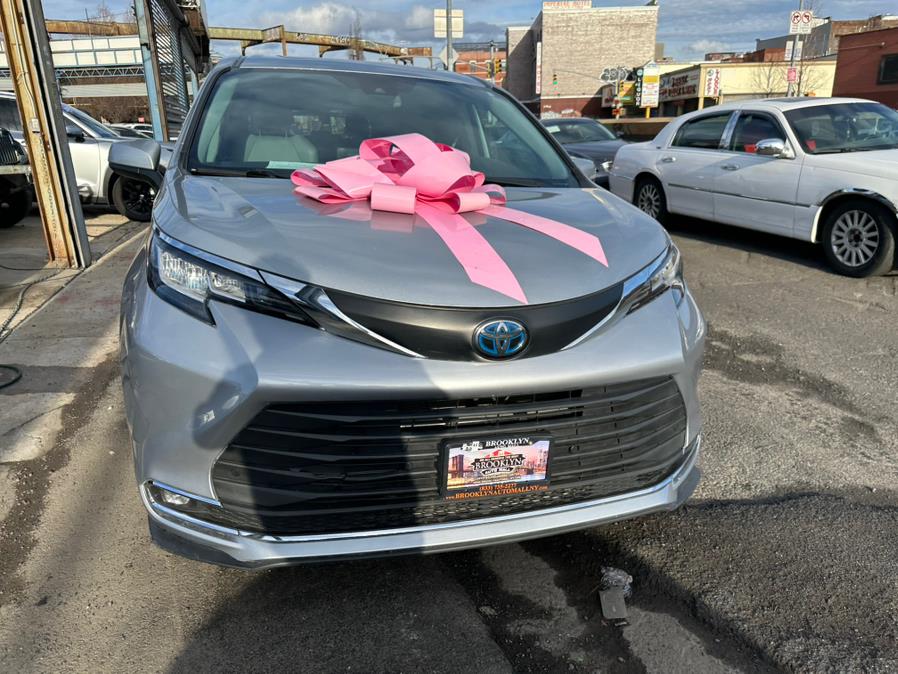 2021 Toyota Sienna XLE FWD 8-Passenger (Natl) photo