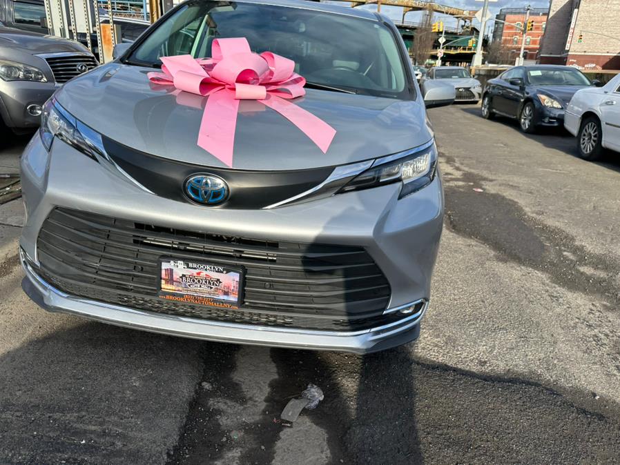 2021 Toyota Sienna XLE FWD 8-Passenger (Natl) photo