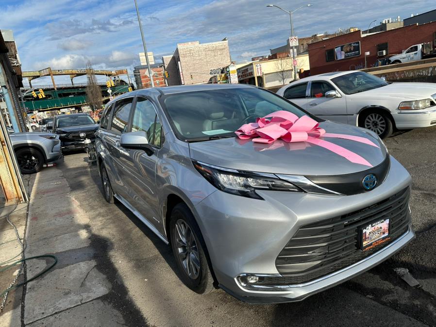 2021 Toyota Sienna XLE FWD 8-Passenger (Natl) photo