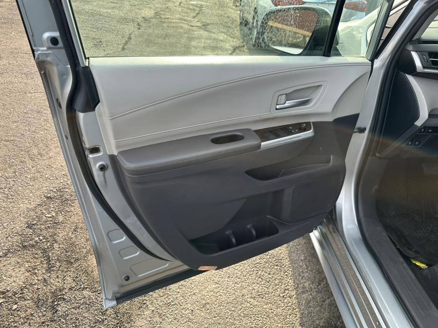 2021 Toyota Sienna XLE FWD 8-Passenger (Natl) photo
