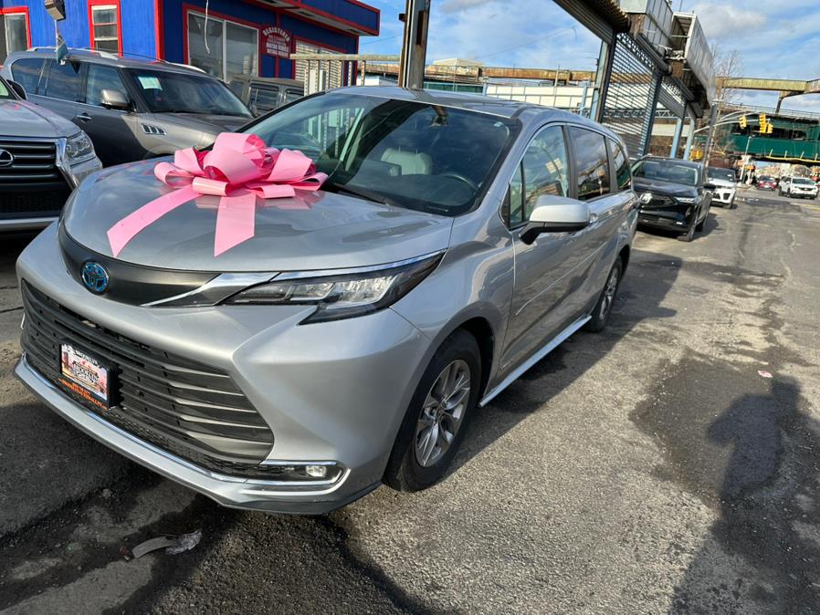 2021 Toyota Sienna XLE FWD 8-Passenger (Natl) photo