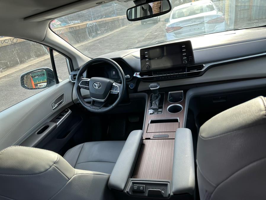 2021 Toyota Sienna XLE FWD 8-Passenger (Natl) photo