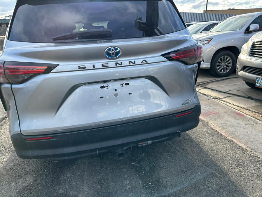 2021 Toyota Sienna XLE FWD 8-Passenger (Natl) photo