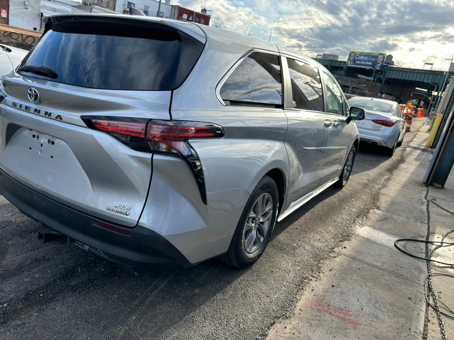 2021 Toyota Sienna XLE FWD 8-Passenger (Natl) photo