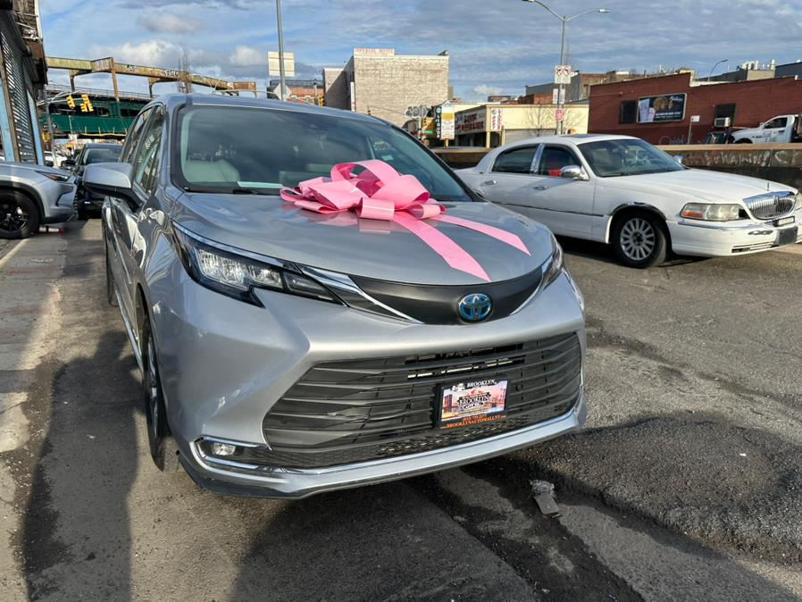 2021 Toyota Sienna XLE FWD 8-Passenger (Natl) photo