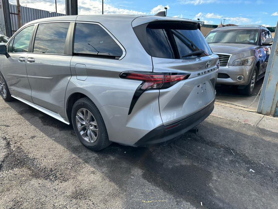 2021 Toyota Sienna XLE FWD 8-Passenger (Natl) photo