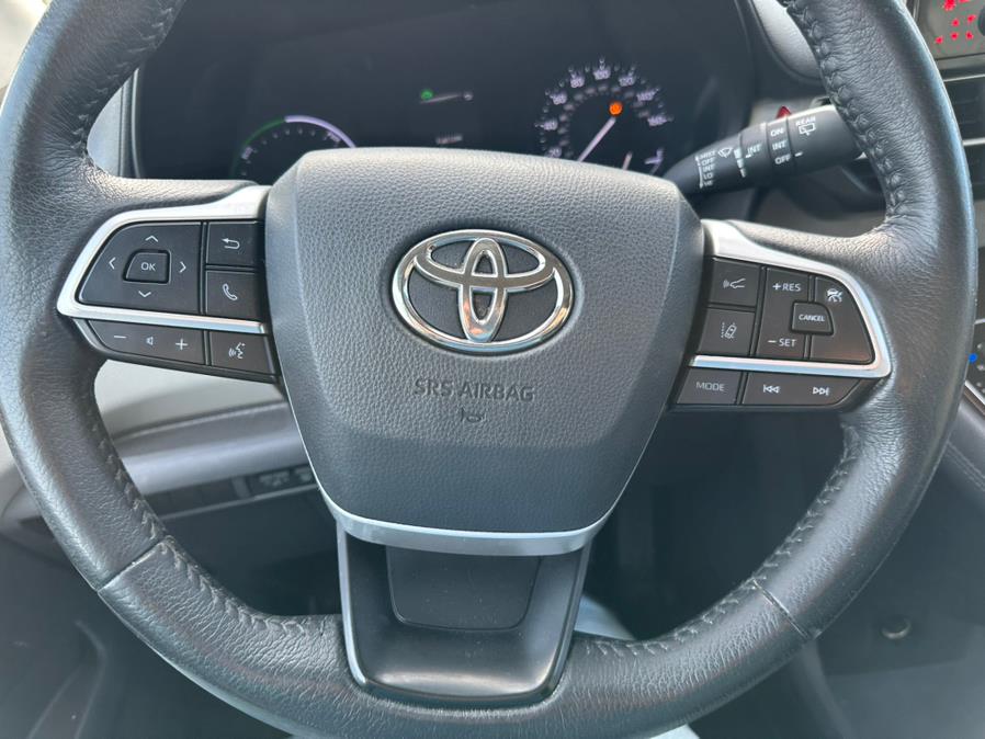 2021 Toyota Sienna XLE FWD 8-Passenger (Natl) photo