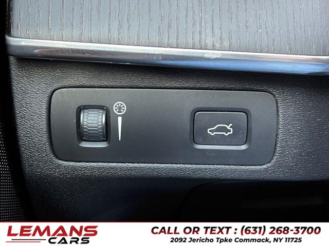 2020 Volvo XC90 T6 Momentum photo