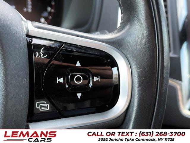 2020 Volvo XC90 T6 Momentum photo