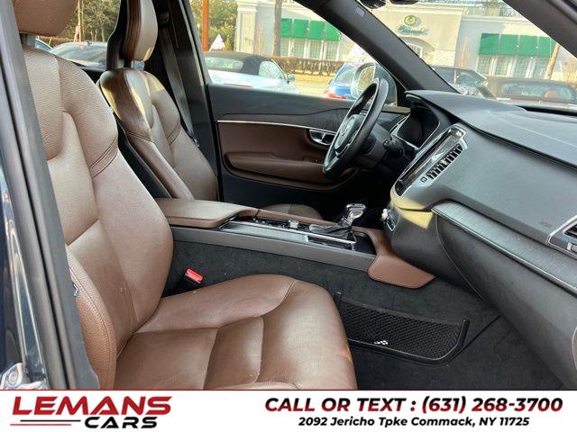 2020 Volvo XC90 T6 Momentum photo