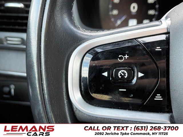 2020 Volvo XC90 T6 Momentum photo