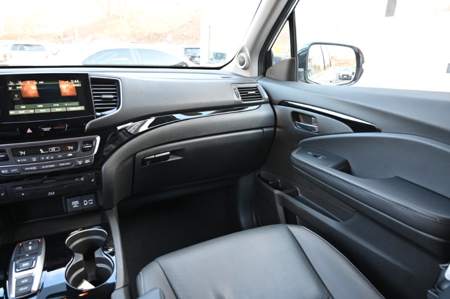 2022 Honda Pilot Touring 8-Passenger AWD photo