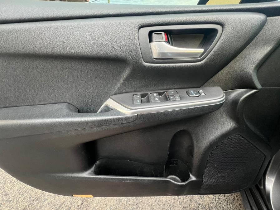 2016 Toyota Camry 4dr Sdn I4 Auto SE (Natl) photo