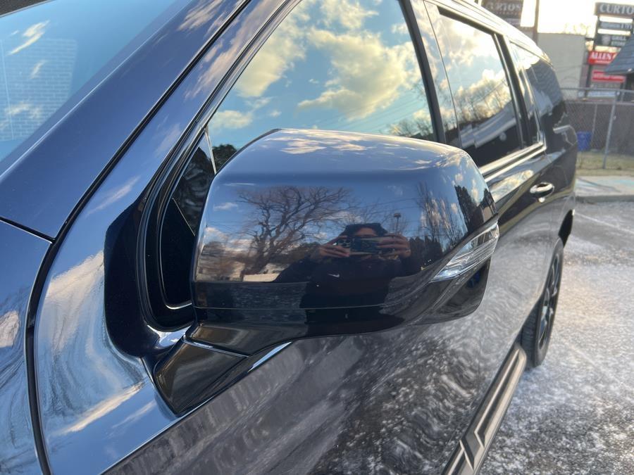 2022 Chevrolet Suburban 4WD 4dr RST photo