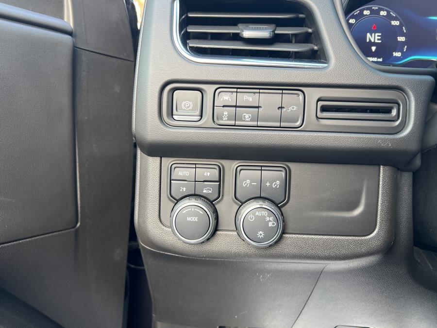 2022 Chevrolet Suburban 4WD 4dr RST photo