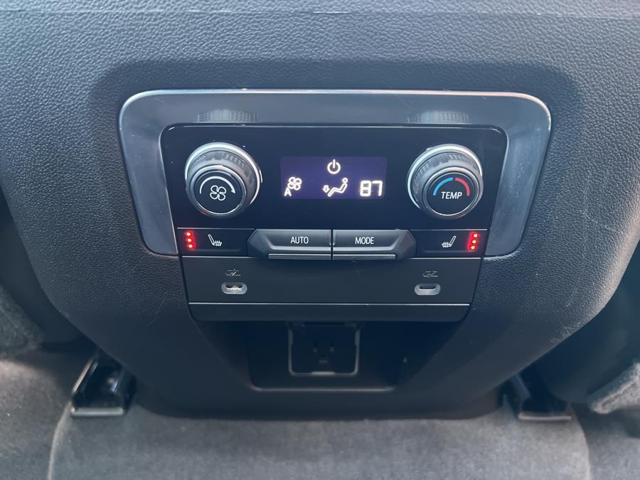 2022 Chevrolet Suburban 4WD 4dr RST photo