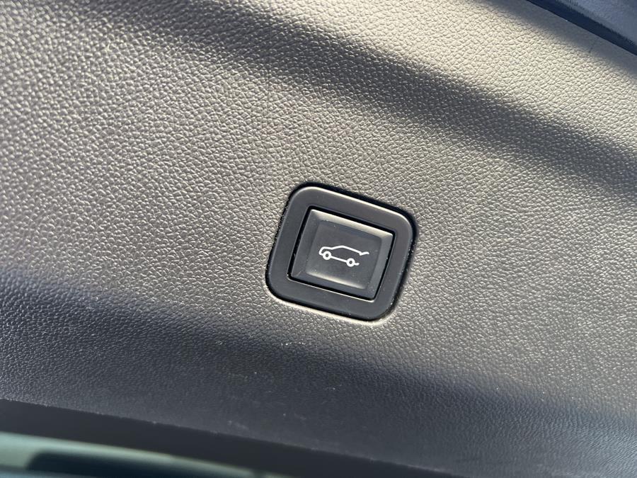 2022 Chevrolet Suburban 4WD 4dr RST photo