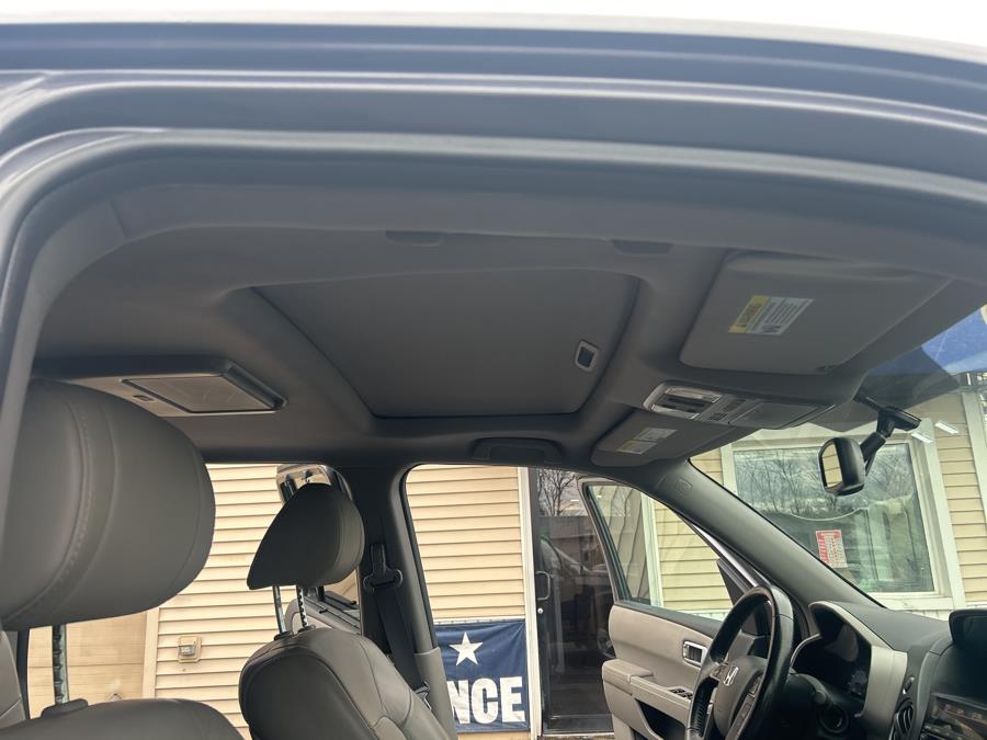 2015 Honda Pilot 4WD 4dr Touring w/RES & Navi photo