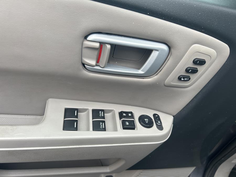 2015 Honda Pilot 4WD 4dr Touring w/RES & Navi photo