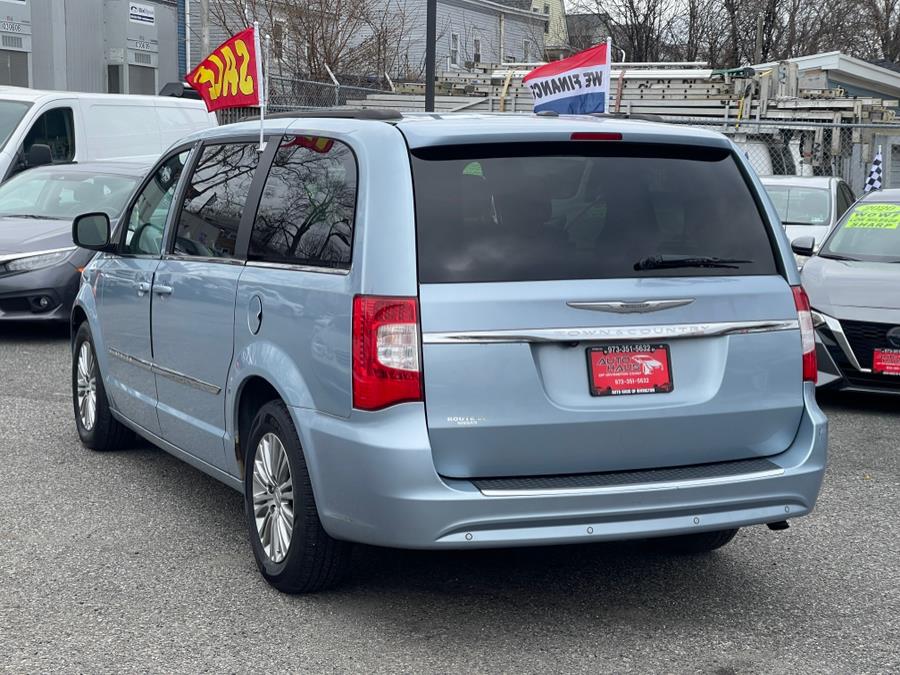 2013 Chrysler Town & Country Touring-L photo