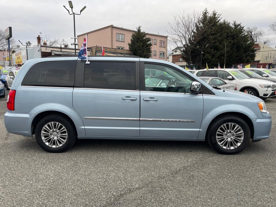 2013 Chrysler Town & Country Touring-L photo