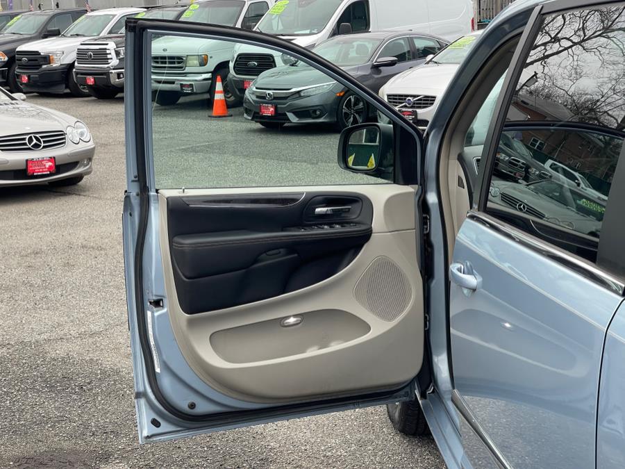 2013 Chrysler Town & Country Touring-L photo