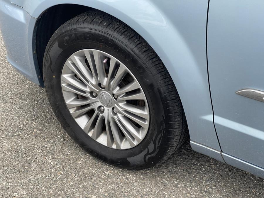 2013 Chrysler Town & Country Touring-L photo