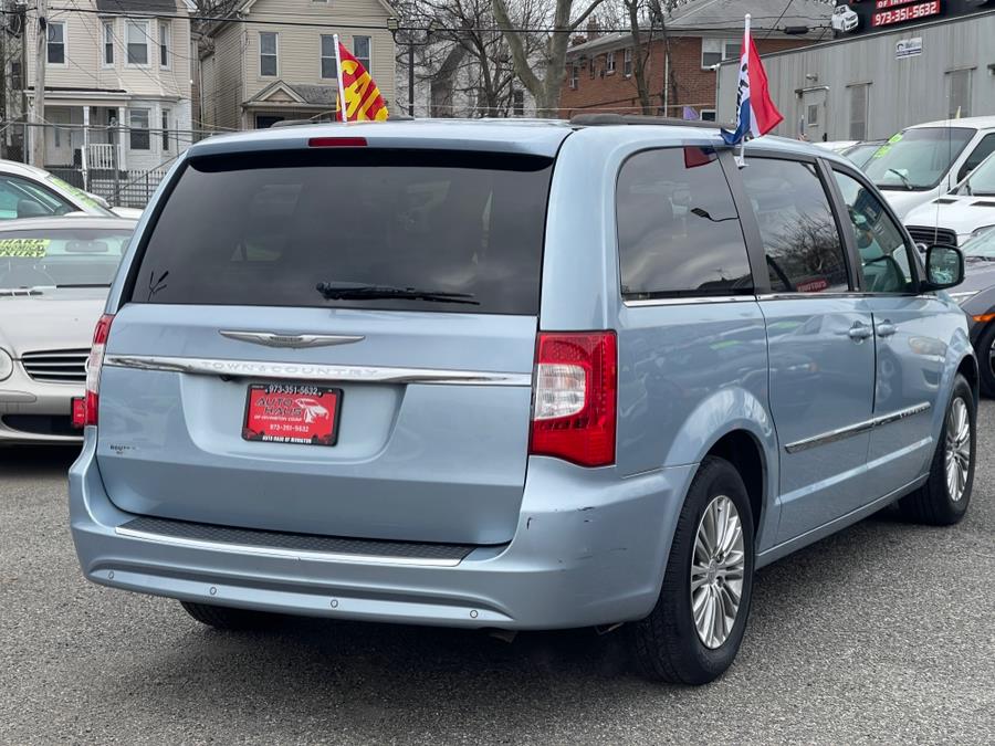 2013 Chrysler Town & Country Touring-L photo
