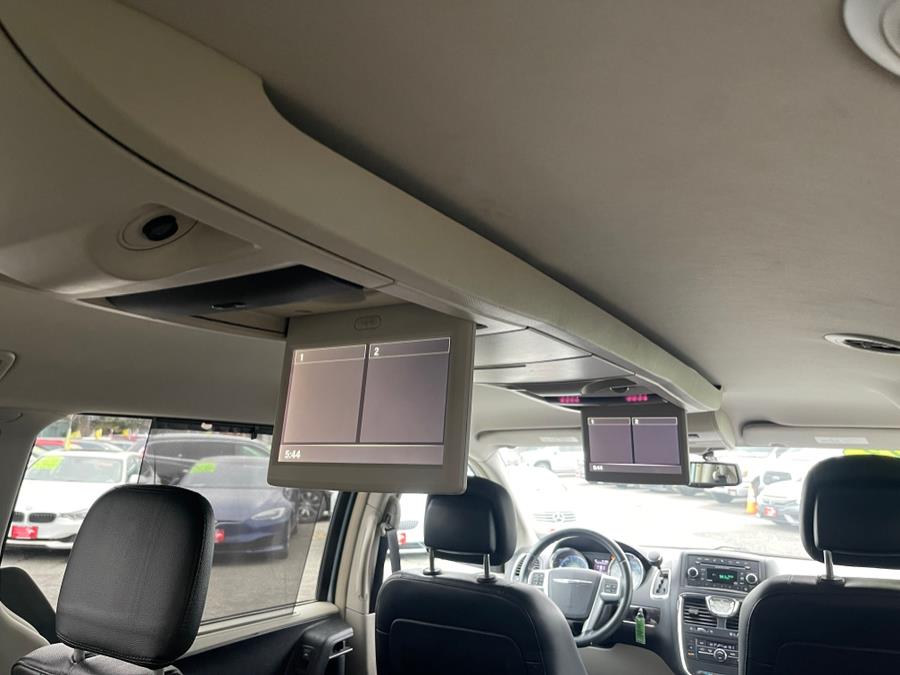 2013 Chrysler Town & Country Touring-L photo