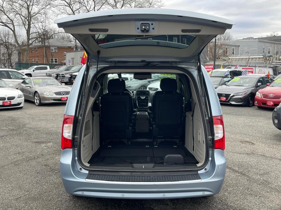2013 Chrysler Town & Country Touring-L photo