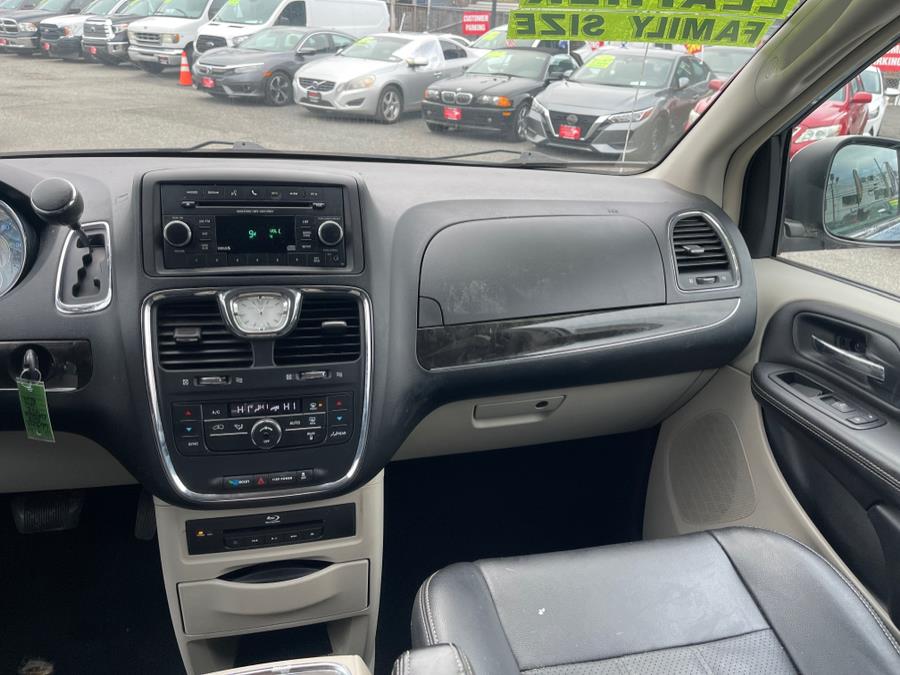 2013 Chrysler Town & Country Touring-L photo