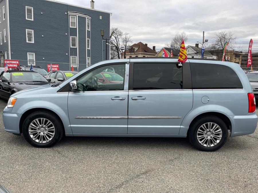 2013 Chrysler Town & Country Touring-L photo
