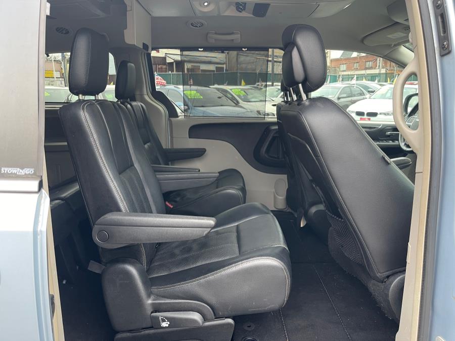 2013 Chrysler Town & Country Touring-L photo