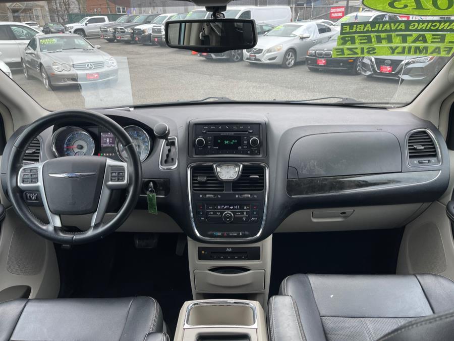 2013 Chrysler Town & Country Touring-L photo