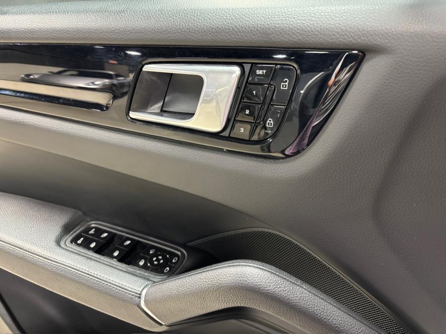 2021 Porsche Cayenne AWD photo