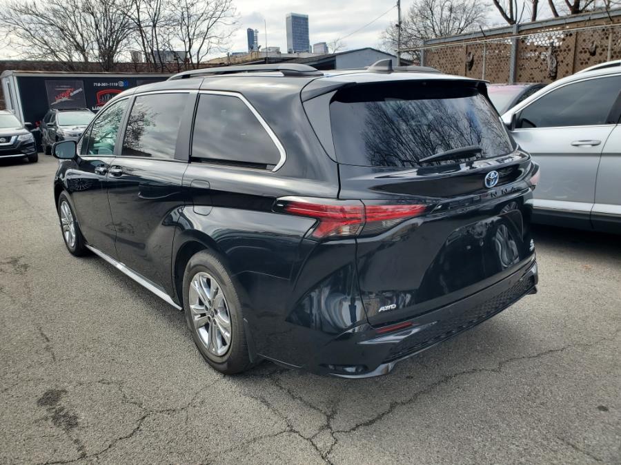 2022 Toyota Sienna XSE AWD 7-Passenger Natl photo