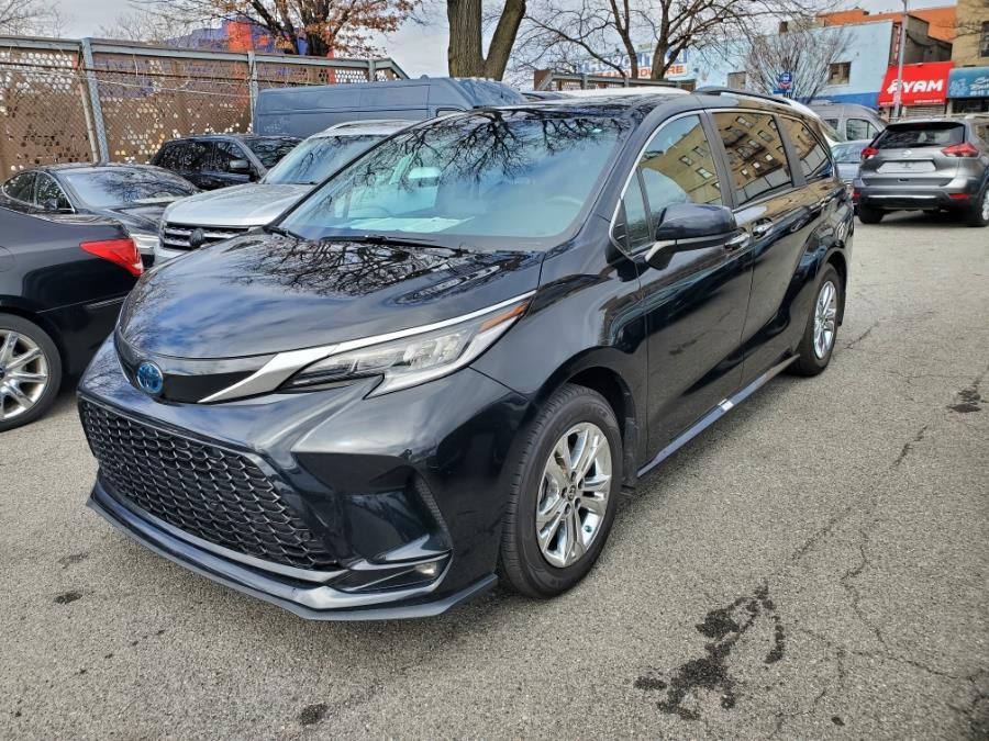 2022 Toyota Sienna XSE AWD 7-Passenger Natl photo
