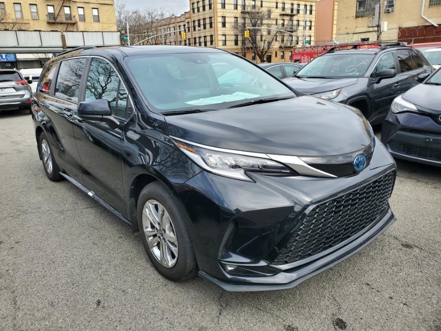 2022 Toyota Sienna XSE AWD 7-Passenger Natl photo