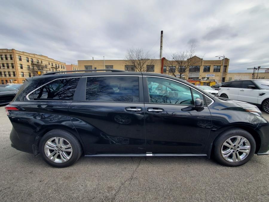 2022 Toyota Sienna XSE AWD 7-Passenger Natl photo