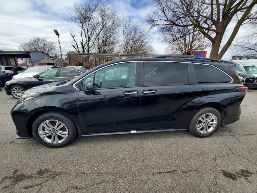2022 Toyota Sienna XSE AWD 7-Passenger Natl photo