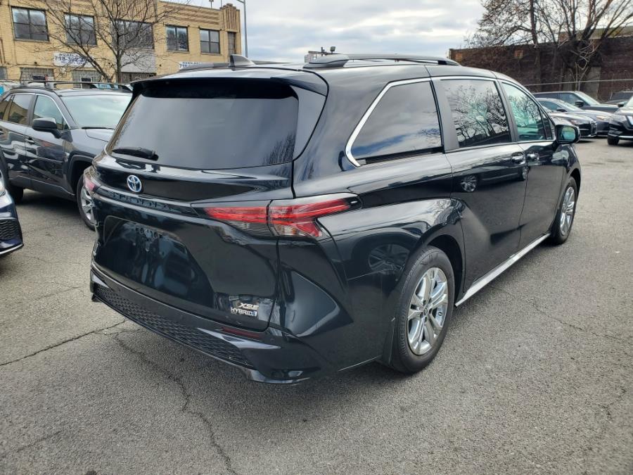 2022 Toyota Sienna XSE AWD 7-Passenger Natl photo