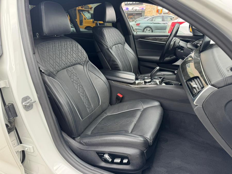 2021 BMW 5-Series M550i xDrive Sedan photo