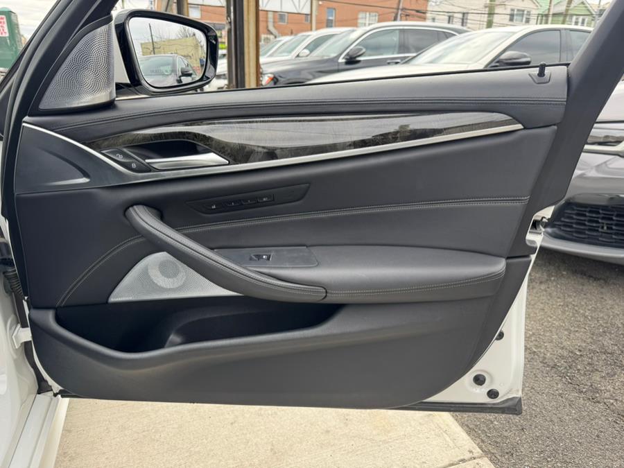 2021 BMW 5-Series M550i xDrive Sedan photo