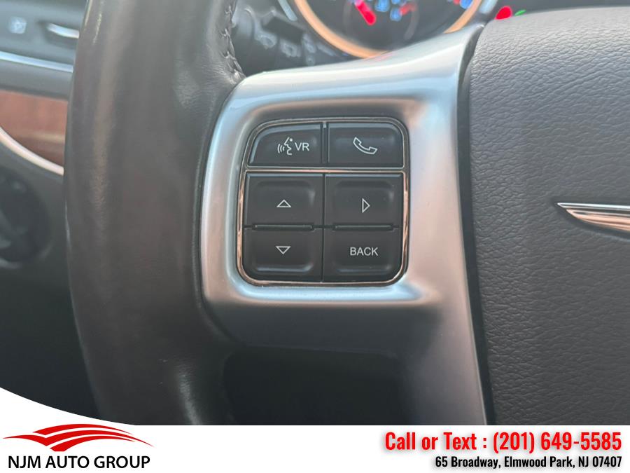 2012 Chrysler Town & Country Touring-L photo