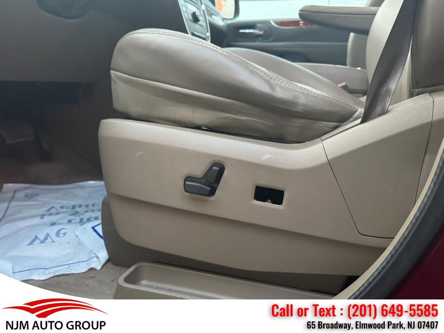 2012 Chrysler Town & Country Touring-L photo