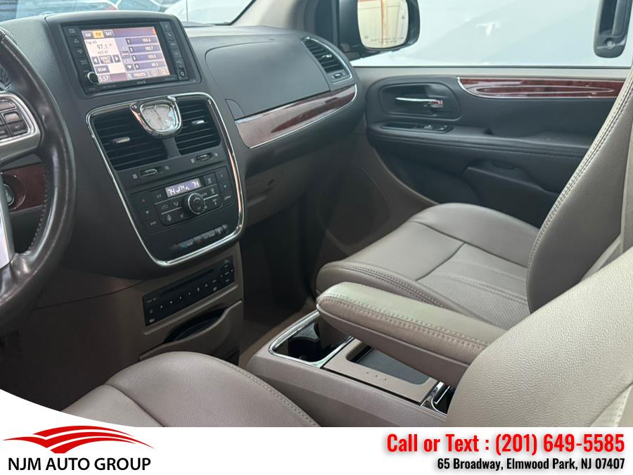 2012 Chrysler Town & Country Touring-L photo