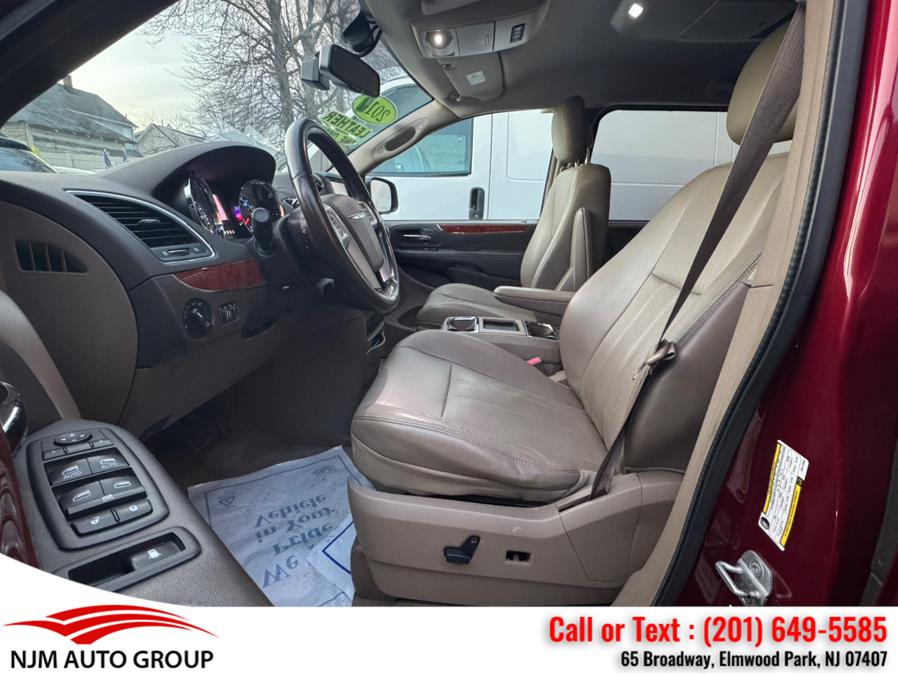 2012 Chrysler Town & Country Touring-L photo