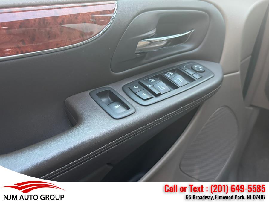 2012 Chrysler Town & Country Touring-L photo