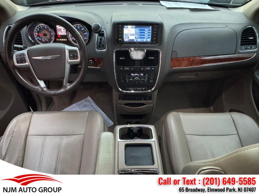 2012 Chrysler Town & Country Touring-L photo