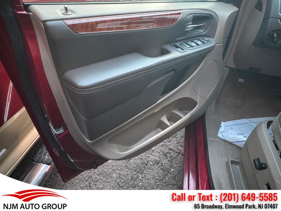 2012 Chrysler Town & Country Touring-L photo